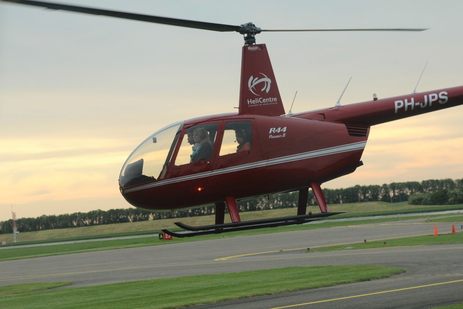 Robinson R44 helikoptervlucht op vliegveld Lelystad.